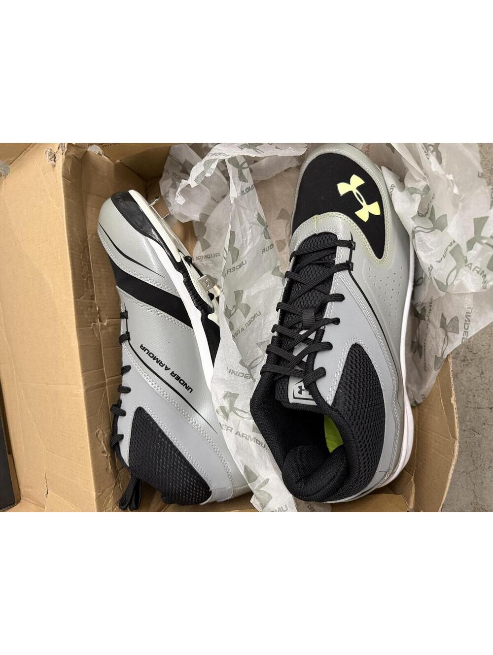 13 new Under Armour UA Ignite Mid ST Baseball Cleats Size 8